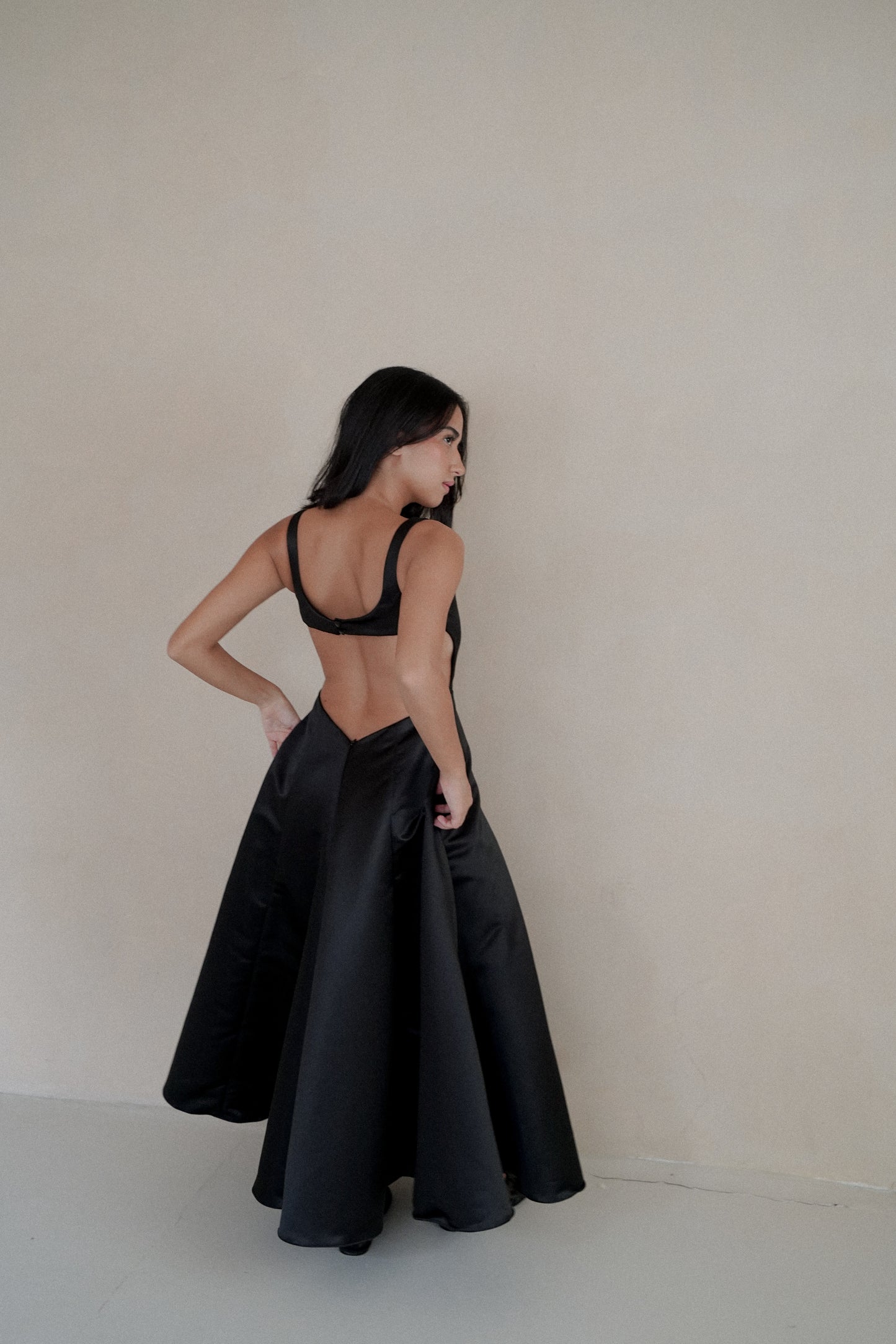 ISABELLE BACKLESS DRESS (BLACK) - PRE ORDER