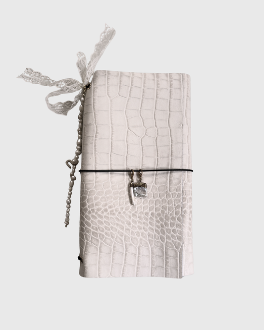 LYNA Trifold Leather Folio