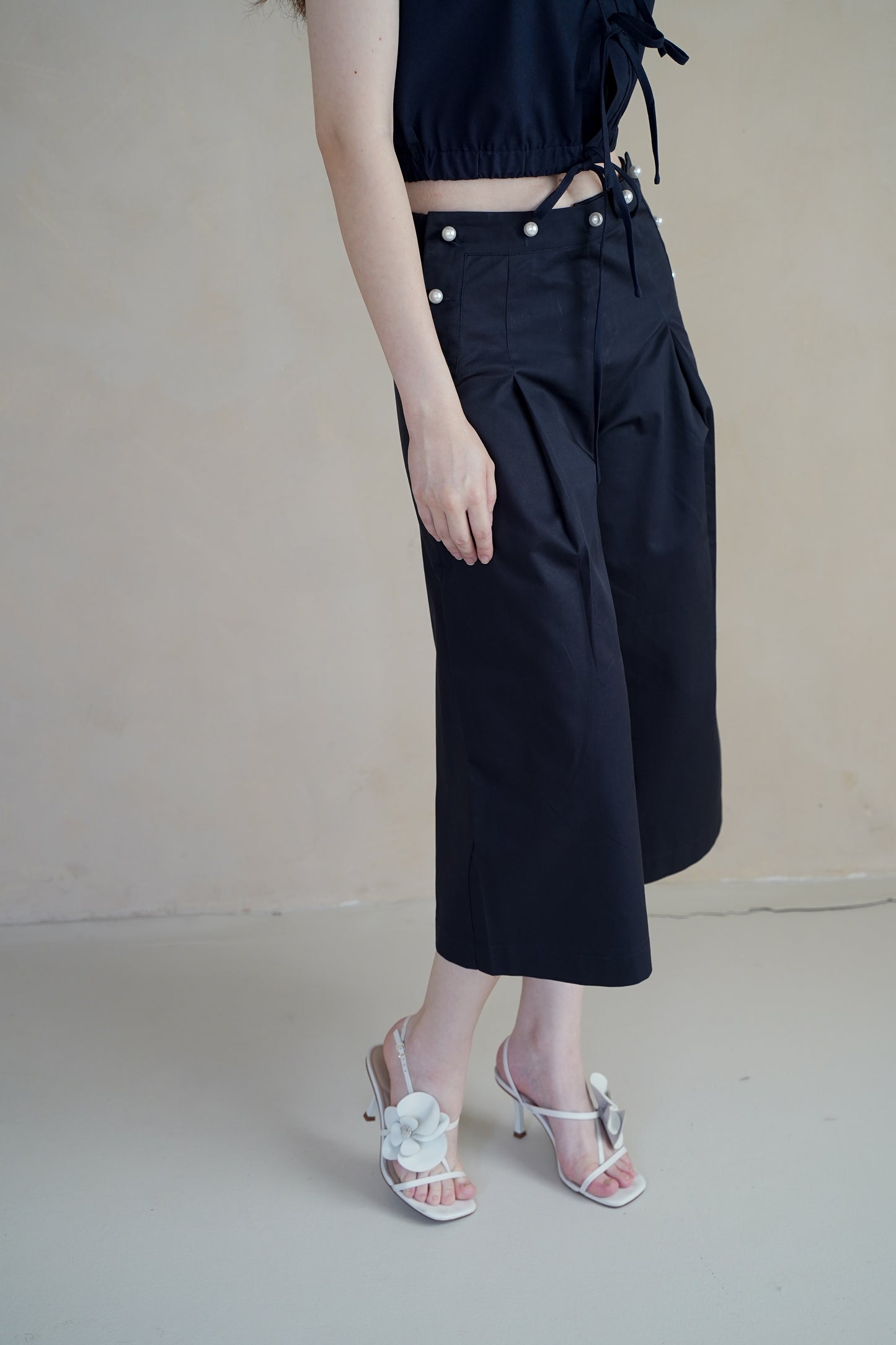 MARINA PEARL CAPRI PANTS