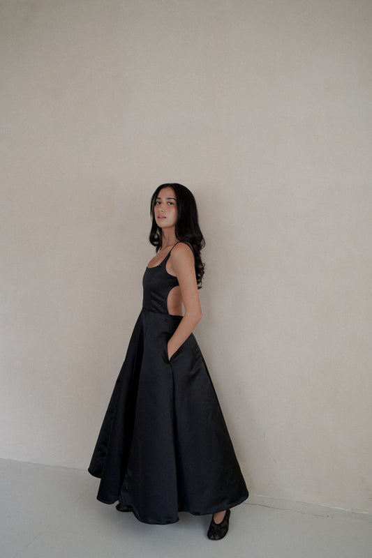 ISABELLE BACKLESS DRESS (BLACK)