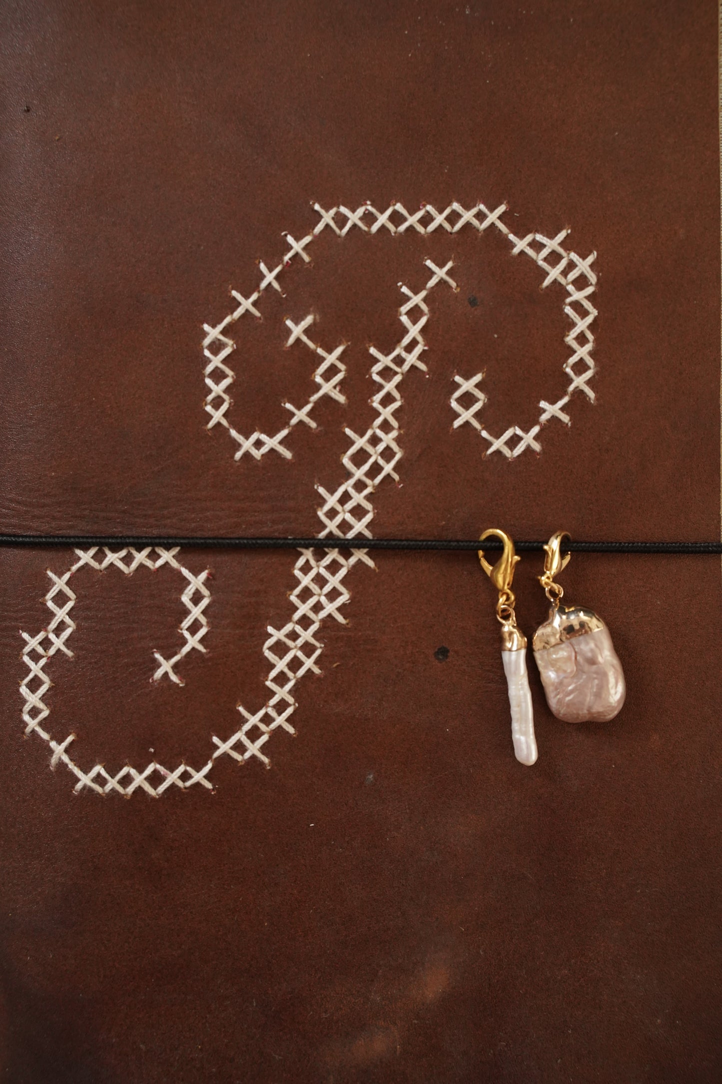 FLEUR STITCHED TRIFOLD LEATHER FOLIO